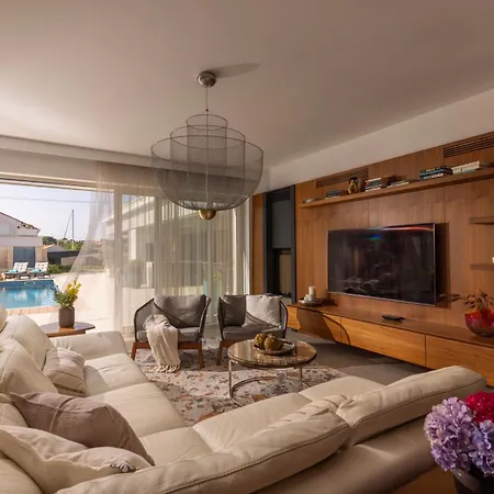 Amorosa, Luxury With Large Heated Pool & Sea View, Losinj Island Villa