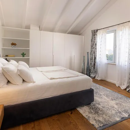 Amorosa, Luxury With Large Heated Pool & Sea View, Losinj Island *
